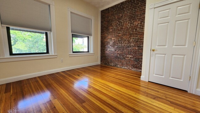 Building Photo - 379 Main St Unit 1