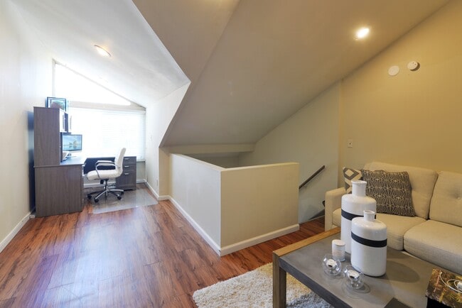 Loft sala de estar o área de la habitación - 1500 Menard Apartments