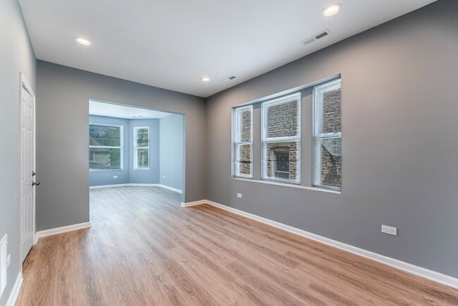 Photo - 5025 W Huron St