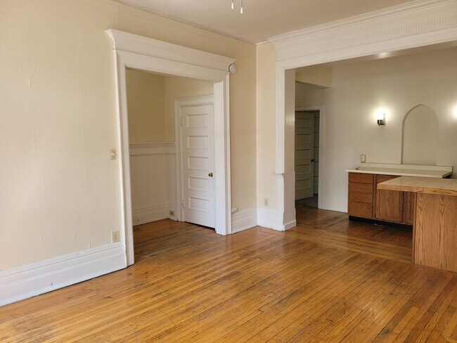 Photo - 918-924 E Knapp St