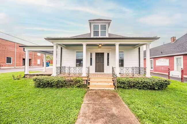 Charming 2 Bedroom 1 Bath Home - Charming 2 Bedroom 1 Bath Home