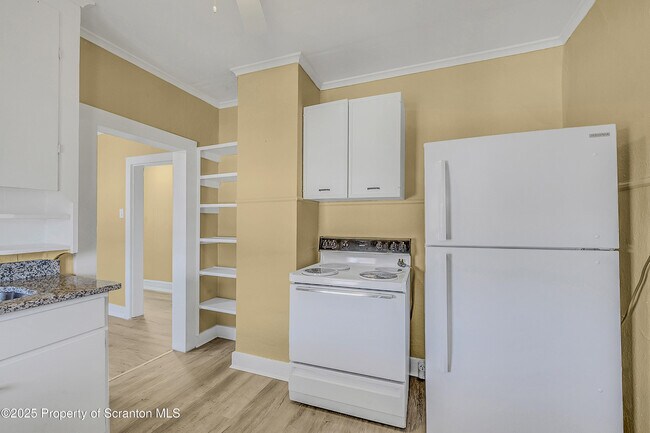 Photo - 864 S Main St