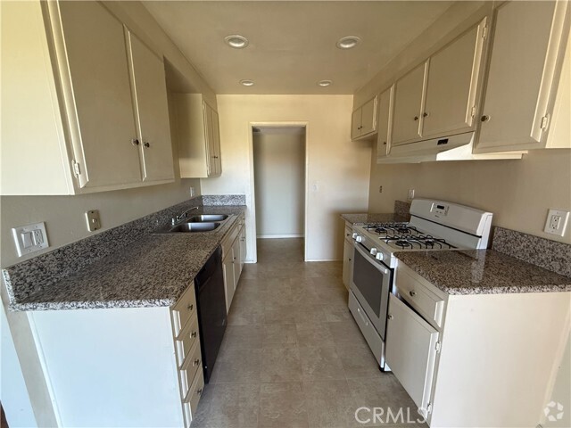 Building Photo - 6600 Warner Ave Unit 256 Rental