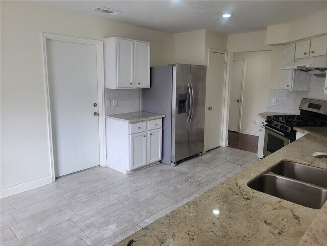 Building Photo - 8126 Golf Green Cir