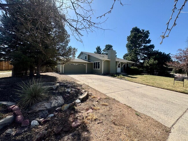 Photo - 4 Bedroom Home in Villa Loma-Available NOW