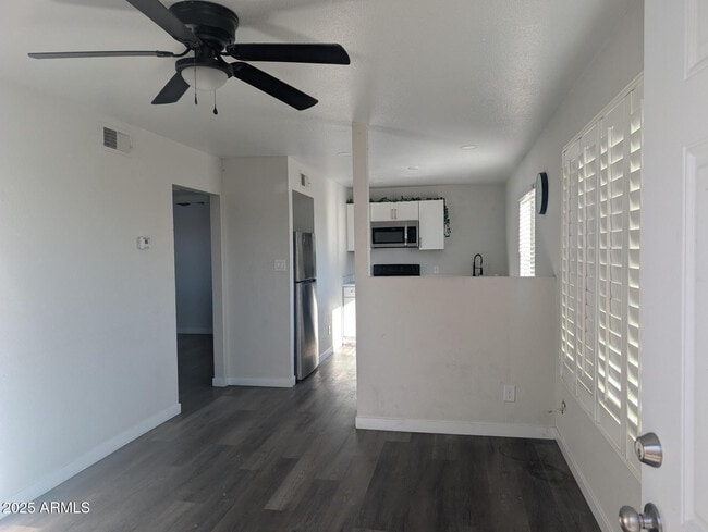 Building Photo - 7160 N 53rd Ave Unit Apt 2