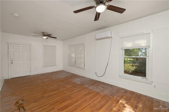 Photo - 16 E 14th St