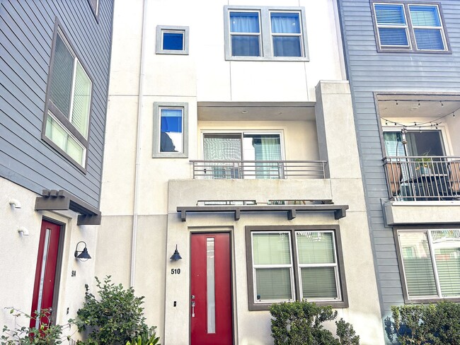 Building Photo - Stylish, Modern Townhome with Designer Tou...