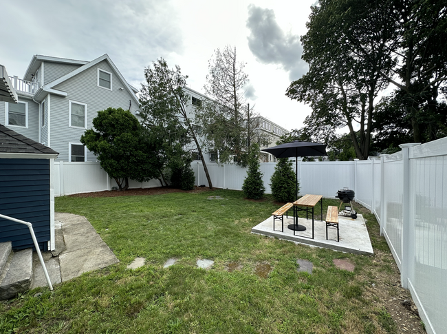 Professionally landscaped backyard with patio. Shared. White vinyl fence throughout. - 58 S Waverly St Casa Adosada