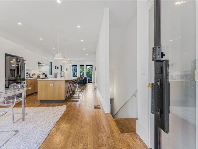 Photo - 80 Kenyon St SE