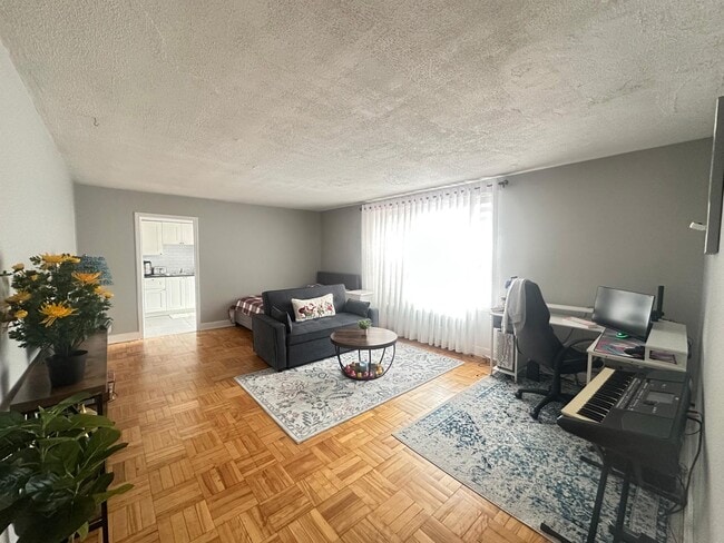 Building Photo - 1 Bedroom Apartment located along The Kingsway Unit #