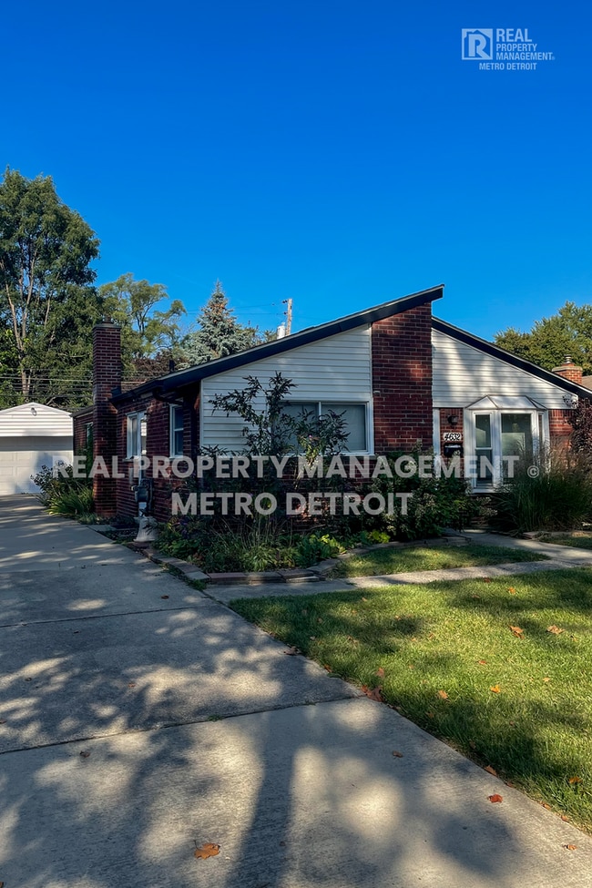 Photo - 4632 Monroe St