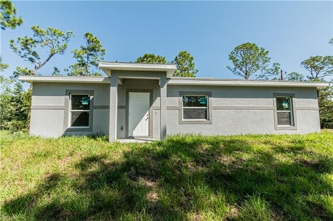 Building Photo - AVAILABLE NOW-TROPIC ACRES-THREE BEDROOM T...