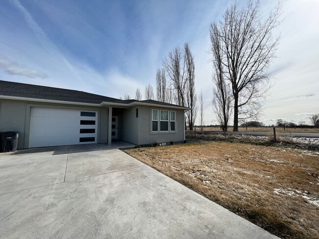 Newer Construction Condos in Moses Pointe! - Newer Construction Condos in Moses Pointe!