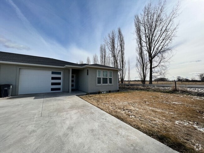 Building Photo - Newer Construction Condos in Moses Pointe!