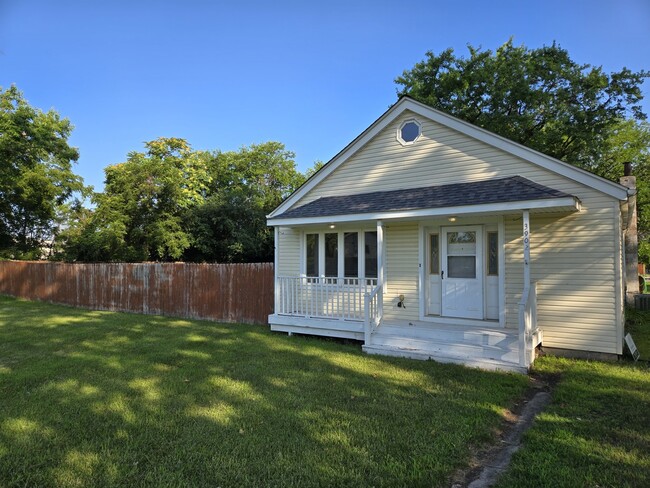 Building Photo - 3902 S Claire Blvd