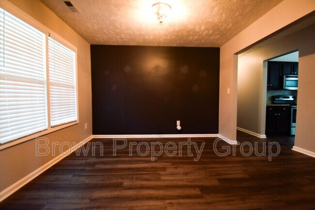 Photo - 494 Hogart St