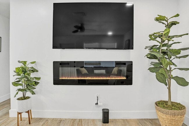 Building Photo - 1598 NE 38th St Rental