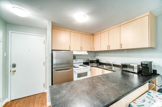 Building Photo - 5222-5222 Green St Unit 23