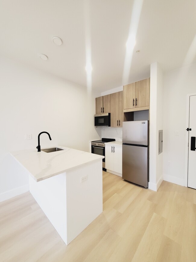 Building Photo - 297 Forrest St Rental
