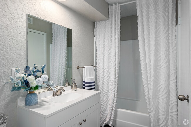 1BR, 1BA - 500SF - Bathroom