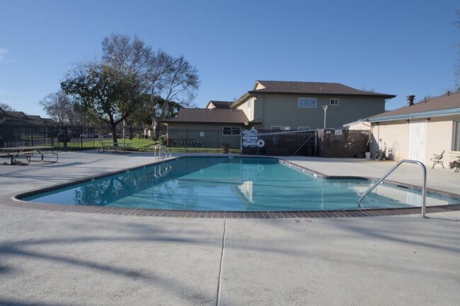 Photo - 1214 Sycamore Dr Unit 2