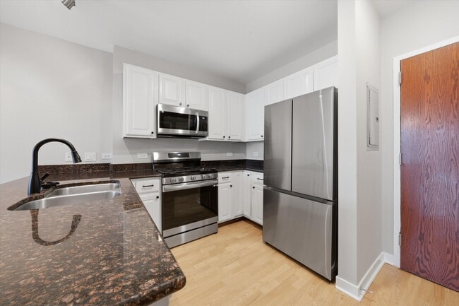 Photo - 1610 W Fullerton Ave