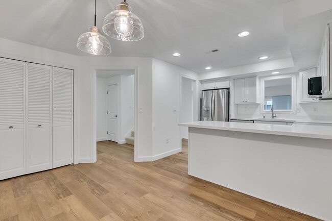 Renovated 3BR Townhouse in Desirable Lakev... - Renovated 3BR Townhouse in Desirable Lakev...