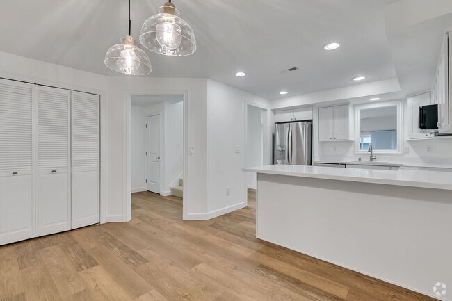 Building Photo - Renovated 3BR Townhouse in Desirable Lakev...