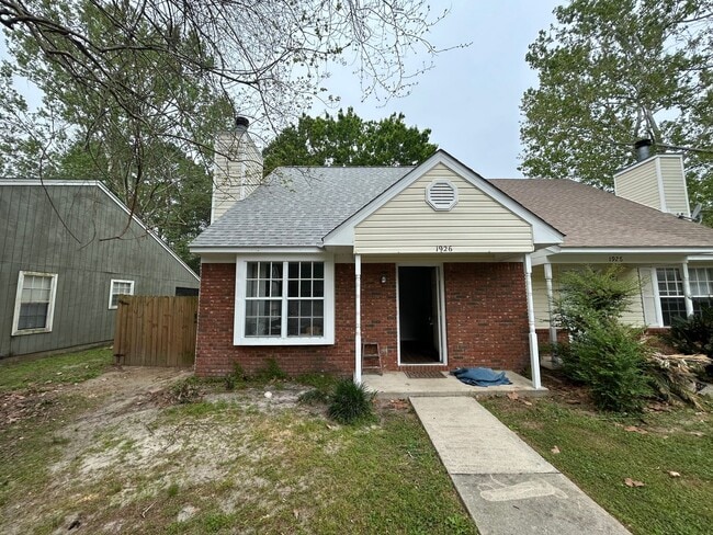 Building Photo - Two Bedroom Townhouse with Fully Fenced Yard and Vinyl Plank throughout!