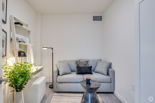 1BR, 2BA - 568SF