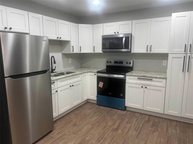 Photo - 305 N Moss St