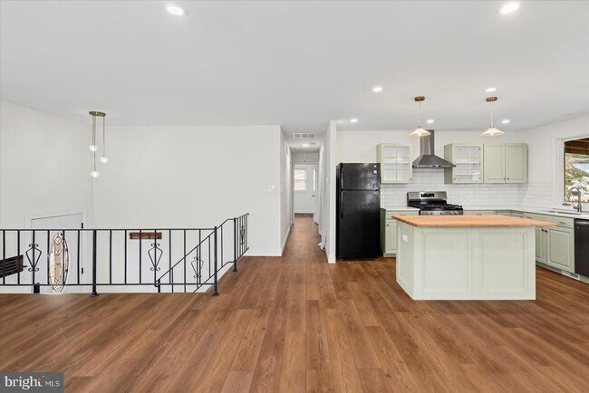 Photo - 220 Garnett Rd