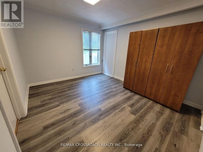 Photo - 124 Major Mackenzie Dr E