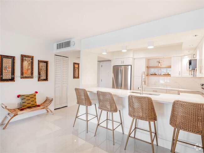 Building Photo - 5701 Collins Ave Unit 307 Rental