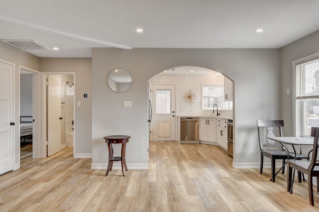 Photo - 1017 E Oakey Blvd