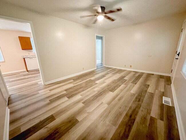 Photo - 706 E 15th St