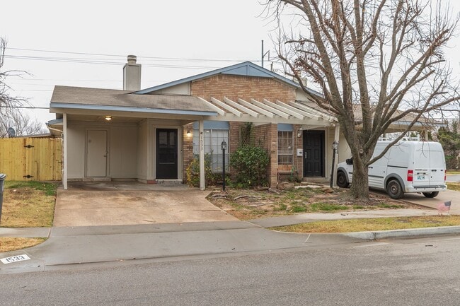 Photo - 2 Bed | 1.5 Bath East Tulsa with Spacious Back yard!