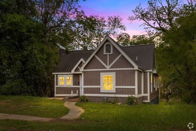 Building Photo - Stylish & Newly Renovated 4 Bedroom 2 Bath... Rental