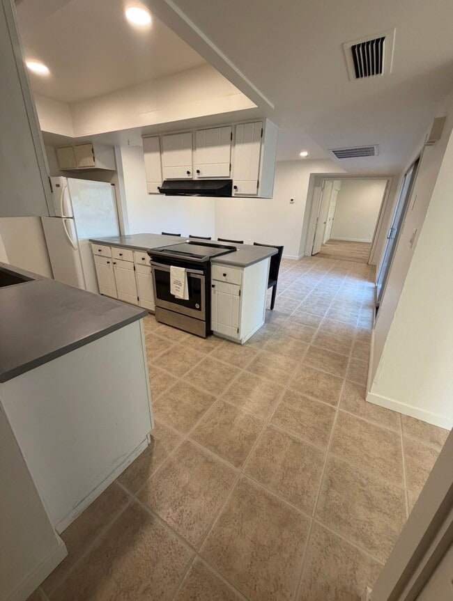 Kitchen/Island Dining - 4818 S Alder Dr
