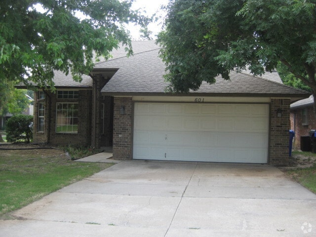 Building Photo - Charming 4 bedroom 2 1/2 bath home!