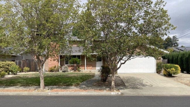 Nice 4 bedroom 2 bathroom home with sparkl... - Nice 4 bedroom 2 bathroom home with sparkl...