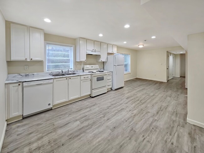 Building Photo - Updated 2-Bedroom, 1-Bath Ground-Floor Dup... Rental