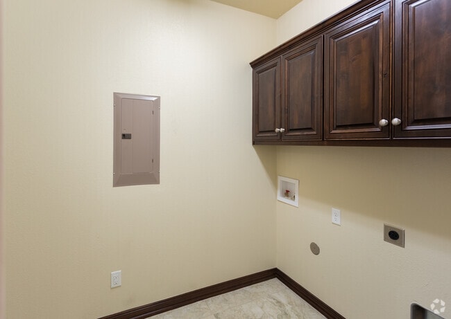 The Loft 2BR 2BA- Laundry