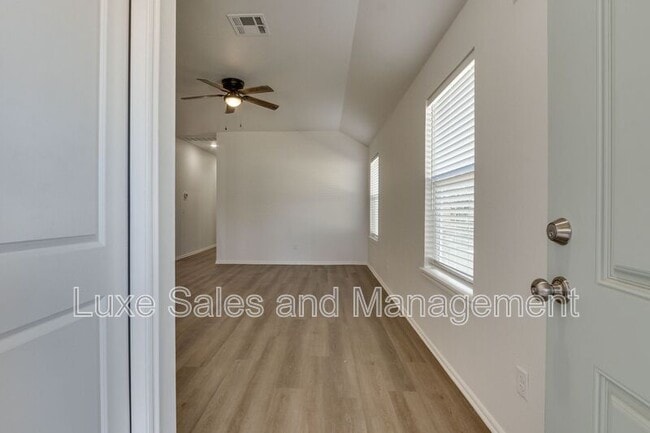 Photo - 11603 Mackenzie Wy