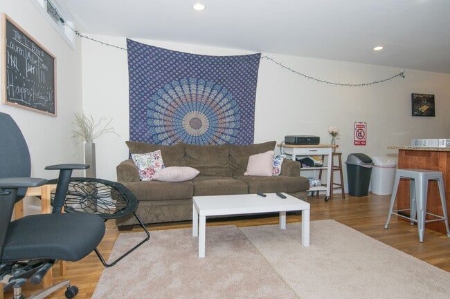 Photo - Brookline 3 Bed – 935 Sq Ft – Heat & Hot Water Included – Renovated – 9/1