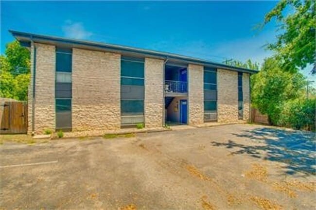 Building Photo - 310 E Croslin St Unit #202