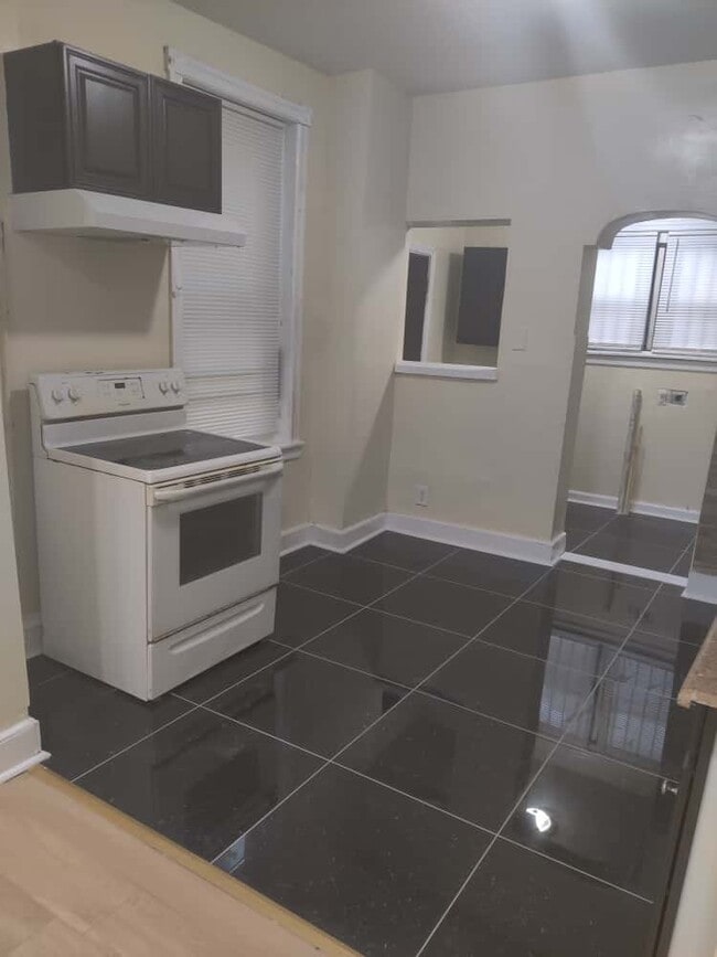 Photo - 617 E Hilton St