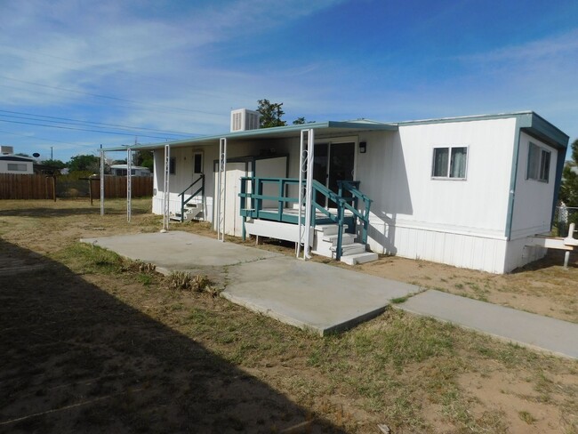 Cute Trailer with Spacious Backyard - Cute Trailer with Spacious Backyard House