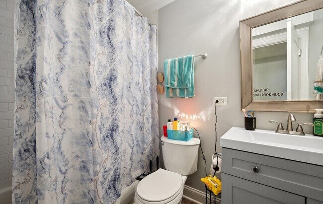 Photo - 1359 N Rockwell St Unit 1